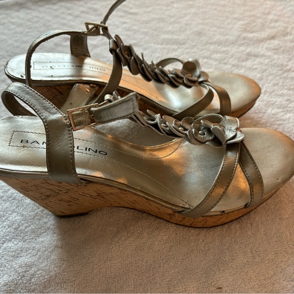 Bandolino Metallic Ninette Wedge Sandals - size 6 - Picture 3 of 8
